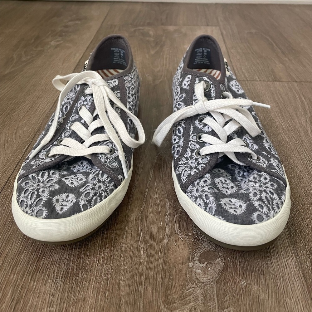 Taos Star Lite Grey Eyelet Shoes Lace Up Comfort Sneakers Embroidered ~ Sz 7 - Picture 2 of 12